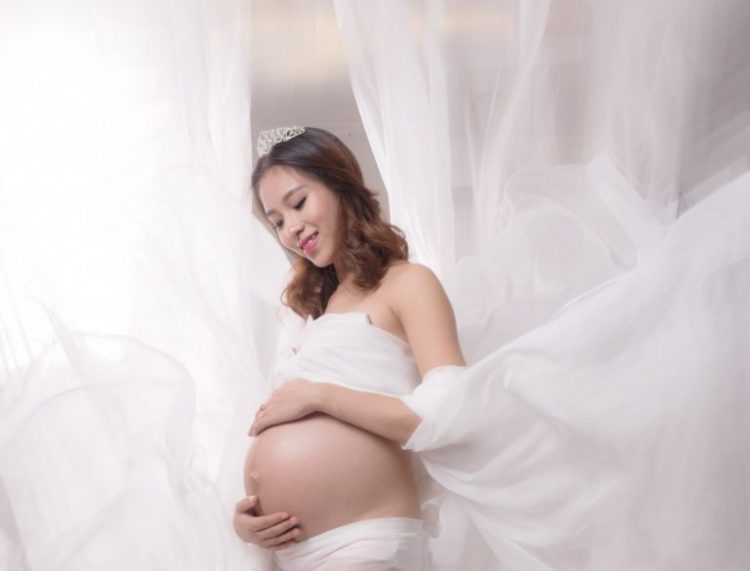 Hé lộ 6 tư thế chụp ảnh bà bầu siêu đẹp bạn không nên bỏ qua